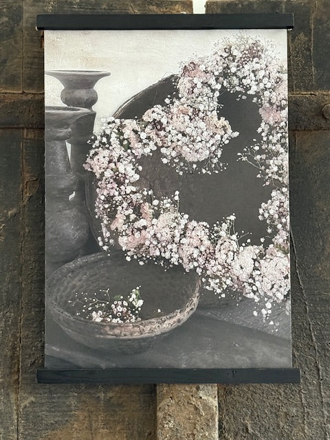 Tuinposter - Roze hart in donkere leemmand
